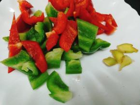 双椒，姜片切好