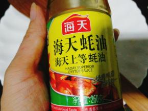 加入适量的蚝油，生抽，料酒。