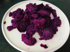 紫薯去皮切片蒸熟