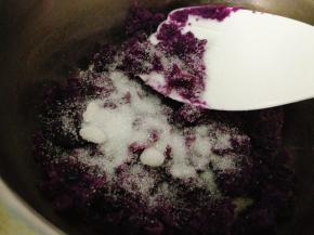 蒸好后趁热加入白糖