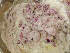 不烫手时温温的加入酵母，面粉