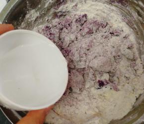 紫薯比较干我们要加点水进行和面，边倒边搅，切忌不要一下子倒入