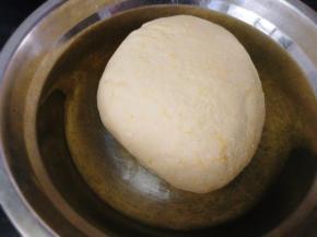 南瓜水份足和面时无需另外加水，同样揉成光滑面团