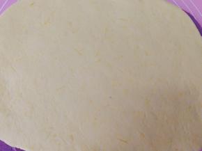 取差不多的黄色和紫色面团，用擀面杖擀成椭圆形，两张面皮叠在一起，（中间可以先涮一点点水后再叠）