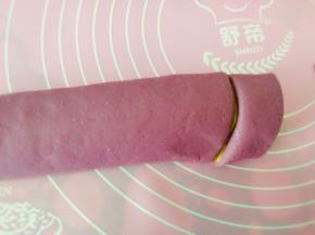 用刀切成相等大小。