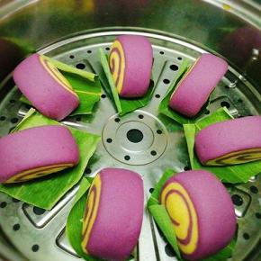 全部弄好依次放入蒸锅里进行二次发酵，明显大一点后就可以上锅蒸十五分钟左右，馒头之间注意留足空隙，因为蒸的时候还会变大。