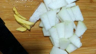 冬瓜切块，姜切丝