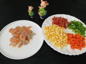 食材准备好，虾剥壳，剥玉米粒，胡萝卜，香肠，青椒切丁