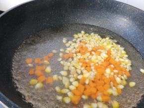 玉米粒和胡萝卜丁先焯水