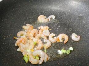 倒入虾仁