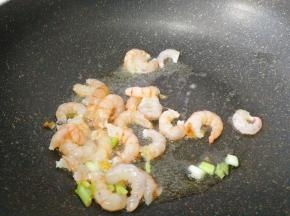 倒入虾仁