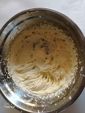 一档低速打发到黄油发白。