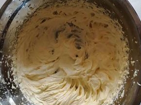 一档低速打发到黄油发白。