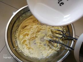 然后倒入盐水，三档中速打发到羽毛状态。