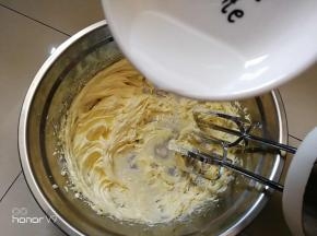 然后倒入盐水，三档中速打发到羽毛状态。