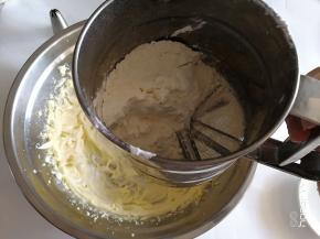 将高粉，玉米淀粉，低粉，奶粉一起过筛加入到打发好的黄油里面。