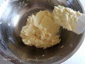 搅拌到无颗粒状态，烤箱150度预热10分钟。