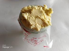 将裱花嘴放入裱花袋里面，将面糊装入。