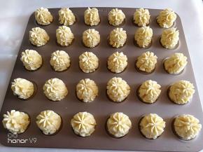 挤入到烤盘上，采用一挤一拉的方法，大概4层左右。