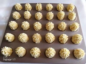 挤入到烤盘上，采用一挤一拉的方法，大概4层左右。