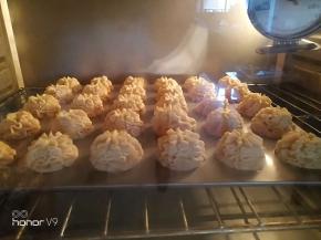 烤箱150度烤45分钟，因为没有放入鸡蛋，所以颜色不是那么黄。