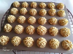 出炉以后放烤网晾凉，然后装入玻璃瓶里面。