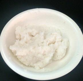 加入热水，用刮刀拌匀。