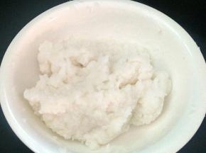 加入热水，用刮刀拌匀。