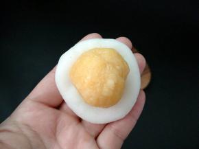 捏出小窝，放上一份25克的南瓜馅。