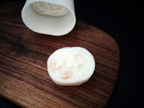 放入模具中压出形即可