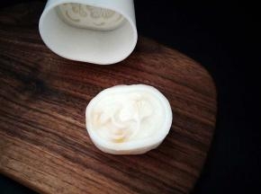 放入模具中压出形即可