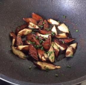 大火收汁，撒入剩余的香葱即可