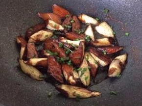 大火收汁，撒入剩余的香葱即可