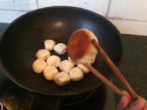 放入包子慢煎至底部金黄酥脆
