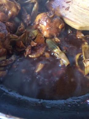 一起翻炒均匀小火慢炖