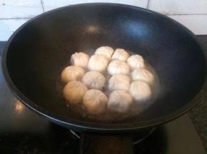 放入小半碗水没过包子一半