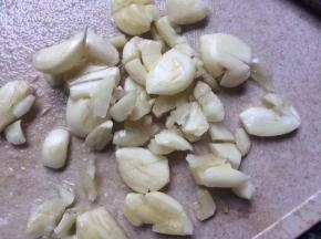 蒜头去皮洗净切碎