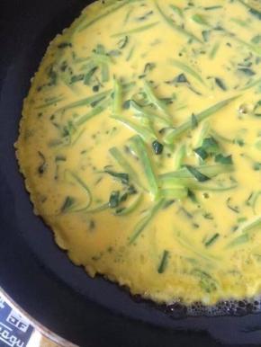 锅中热油，倒入面糊