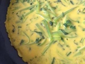 锅中热油，倒入面糊