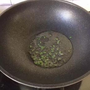 锅中热油，爆香三分之一的葱末