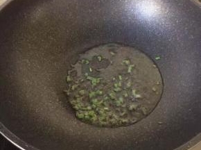 锅中热油，爆香三分之一的葱末