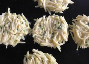 电饼铛放少许油烧热，把土豆丝用手按成大致圆形放入