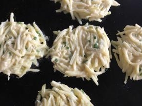 电饼铛放少许油烧热，把土豆丝用手按成大致圆形放入