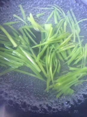 莴苣切丝，锅中烧开水，焯烫30秒左右关火