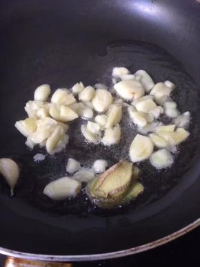 热油爆香蒜末和姜