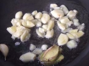 热油爆香蒜末和姜