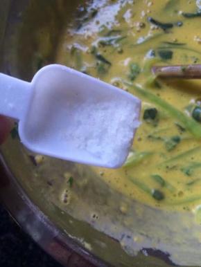 加入盐搅拌均匀