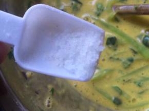 加入盐搅拌均匀