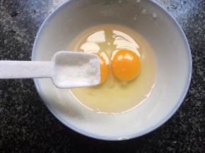 鸡蛋打入碗里加入适量盐