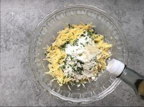 少许食用油，搅拌均匀